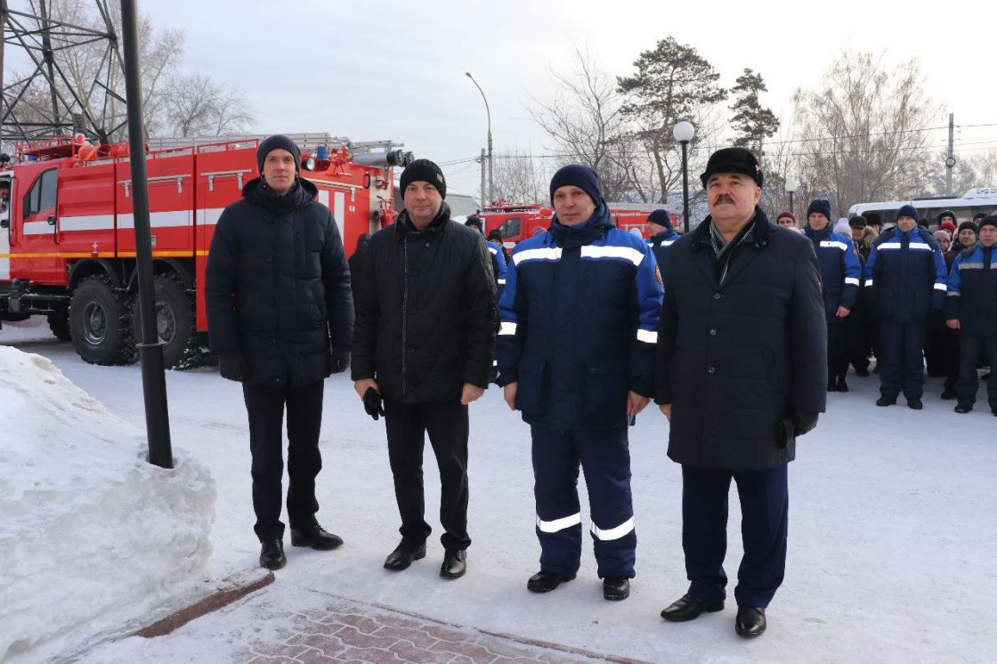 Начальник ДЧС Кузбасса П.П. Яцухно вручил спасателям и пожарным новую технику